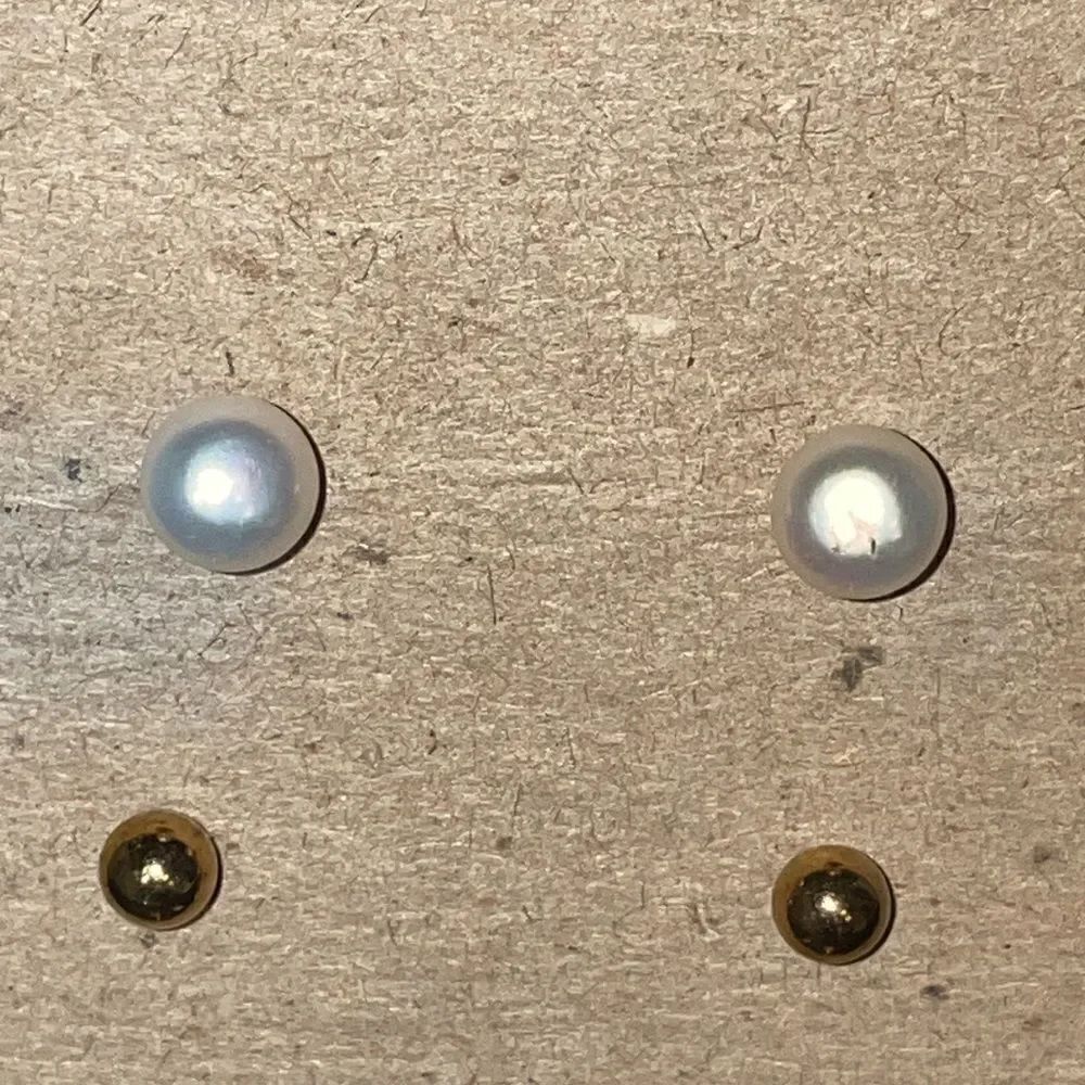Four sets of earrings - Picture 3 of 4